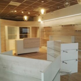 Arredo negozio - Falegnameria Fenotti dimensione arredo Nave (Brescia)